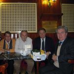 En el Café Gijón de Madrid, de izquierda a derecha: Juan Pastor, Manuel Álvarez Ortega, Jaime Siles y César Antonio Molina.