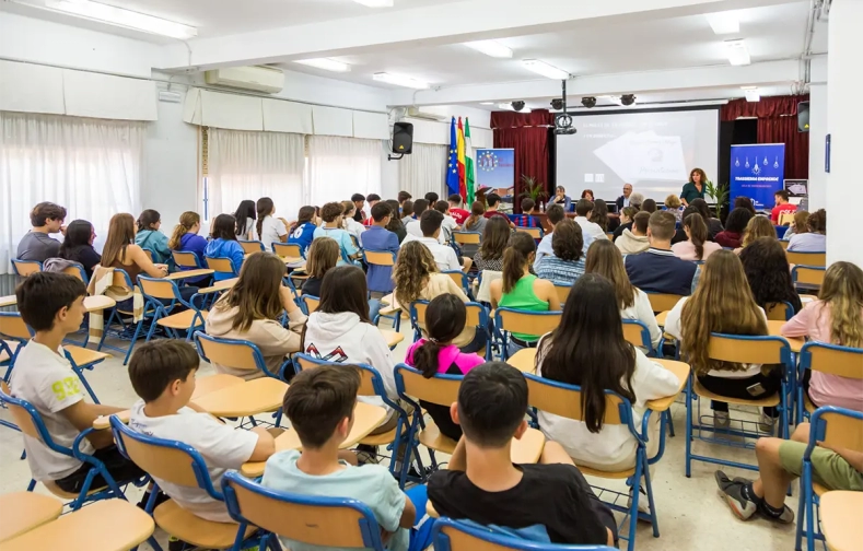 Más de 400 alumnos de la ESO recuperan la figura del poeta Manuel Álvarez Ortega en cuatro institutos de Córdoba