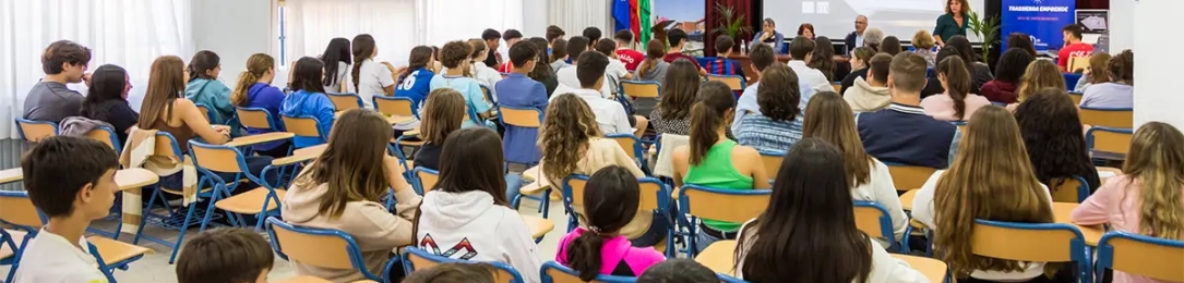 Más de 400 alumnos de la ESO recuperan la figura del poeta Manuel Álvarez Ortega en cuatro institutos de Córdoba